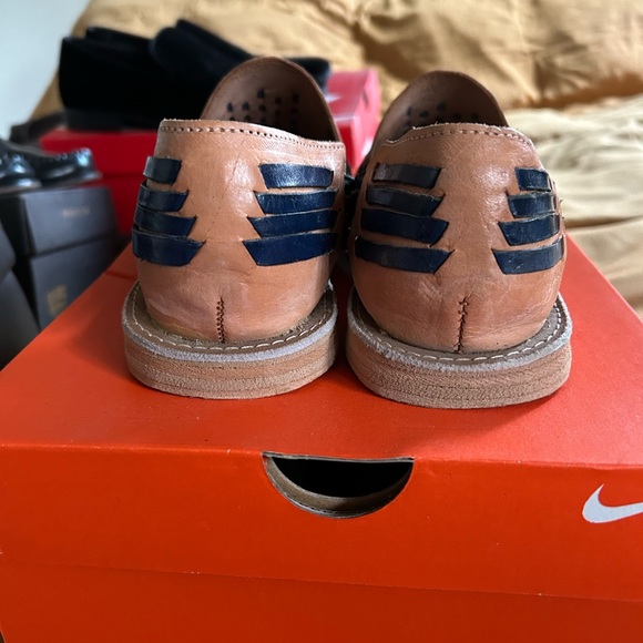 Huarache sandals size 10 in a beautiful blue and tan - Picture 2 of 6